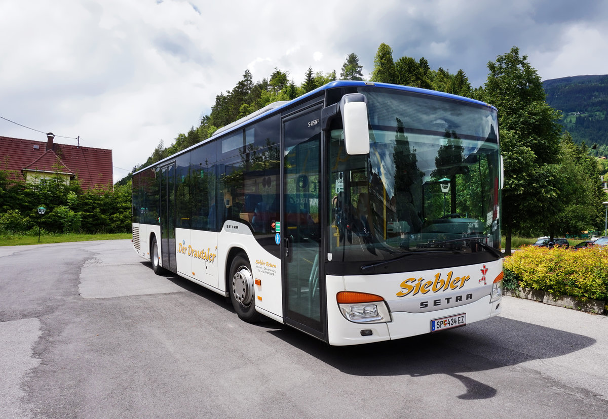 Setra S 415 NF von Siebler Reisen, unterwegs auf der Kfl. 5021 als Kurs 11 (Oberdrauburg Bahnhof - Gerlamoos), am 29.4.2016 in Dellach im Drautal.