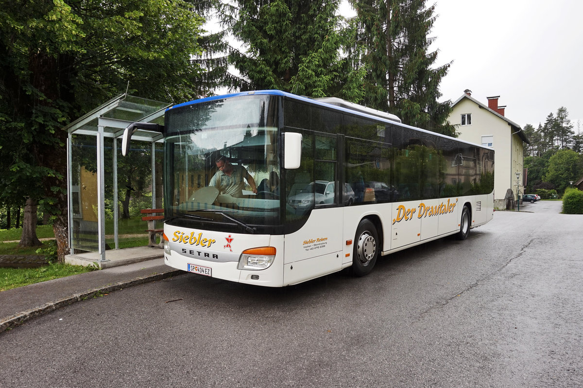 Setra S 415 NF von Siebler Reisen, unterwegs auf der Kfl. 5021 als Kurs 11 (Oberdrauburg Bahnhof - Gerlamoos), am 14.6.2016 bei der Haltestelle Greifenburg Gemeindeamt.