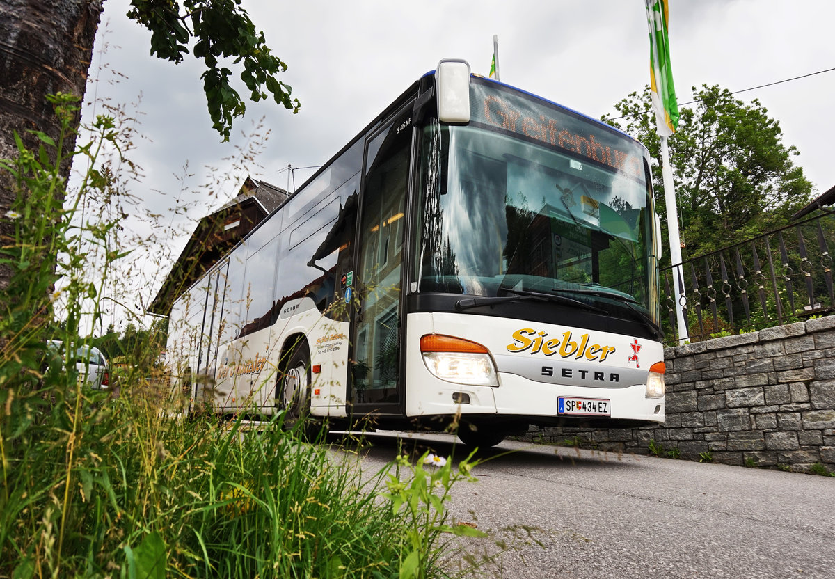 Setra S 415 NF von Siebler Reisen, unterwegs auf der Kfl. 5021 als Kurs 11 (Oberdrauburg Bahnhof - Gerlamoos), am 17.6.2016 nahe der Haltestelle Berg im Drautal Mehrzweckhaus.