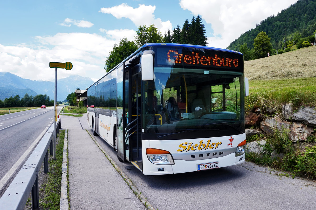Setra S 415 NF von Siebler Reisen, unterwegs auf der Kfl. 5021 als Kurs 11 (Oberdrauburg Bahnhof - Gerlamoos), am 22.6.2016 beim Halt an der Haltestelle Dellach im Drautal Holztratten.