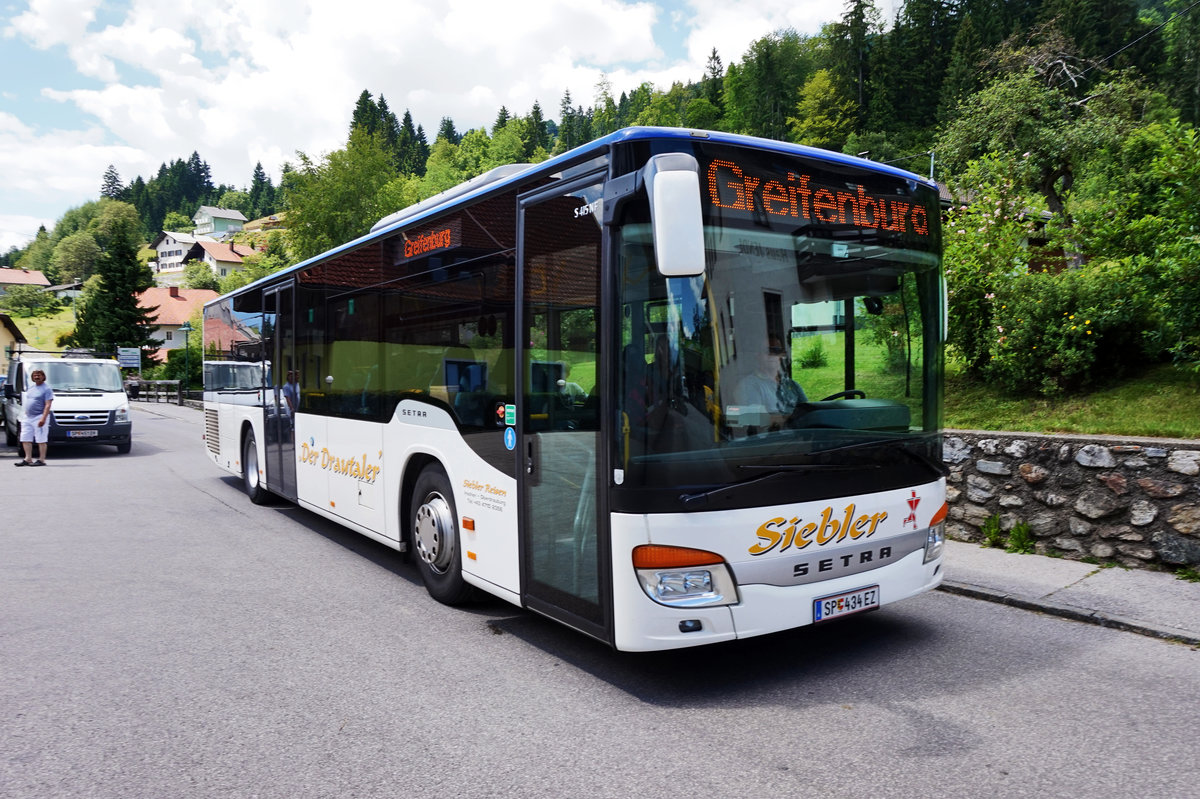 Setra S 415 NF von Siebler Reisen, unterwegs auf der Kfl. 5021 als Kurs 11 (Oberdrauburg Bahnhof - Gerlamoos), am 22.6.2016 nahe der Haltestelle Berg im Drautal Mehrzweckhaus.