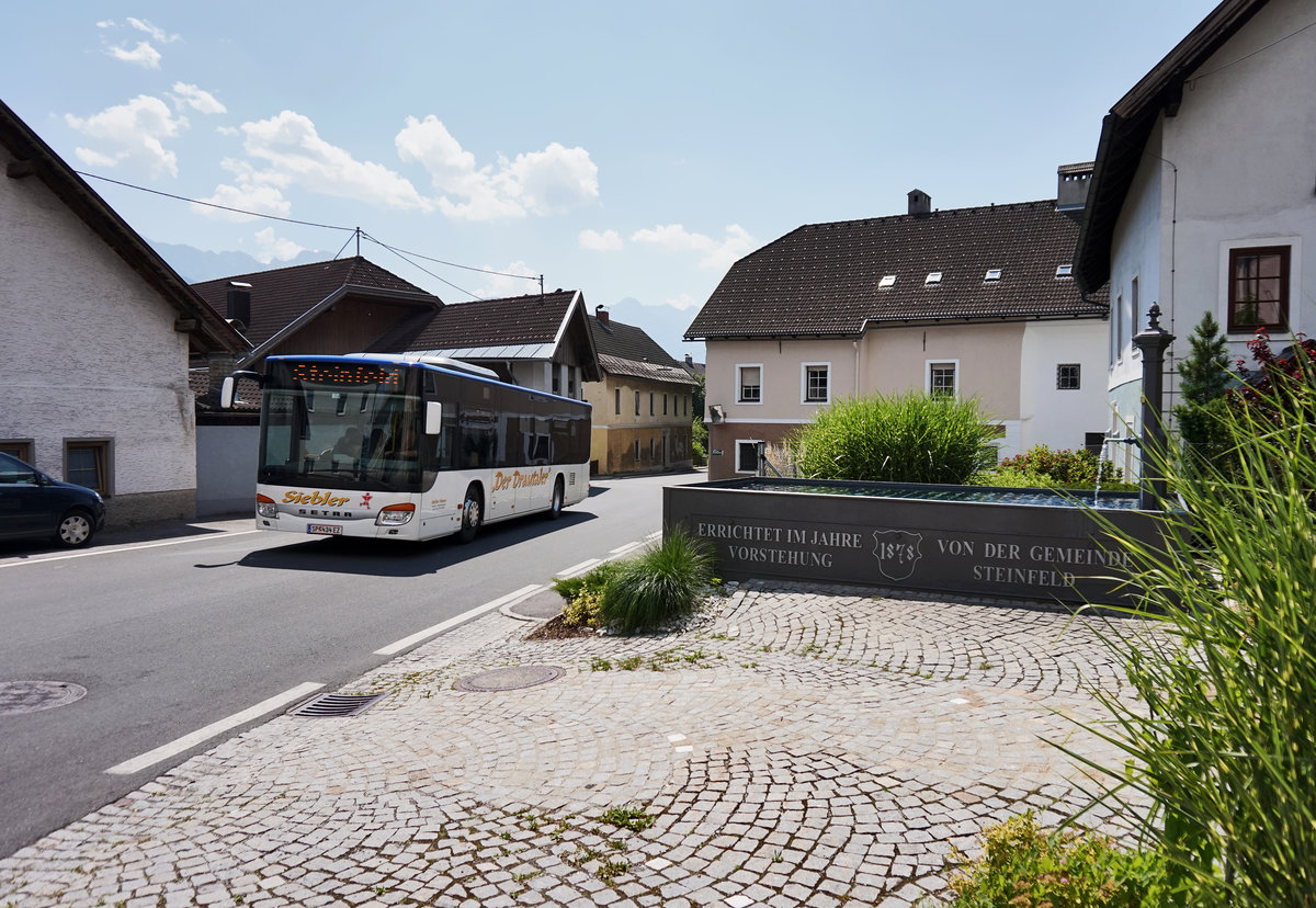 Setra S 415 NF von Siebler Reisen unterwegs auf der Kfl. 5021 als Kurs 11 (Oberdrauburg Bahnhof - Gerlamoos), am 24.6.2016 nahe der Haltestelle Steinfeld im Drautal Postamt.