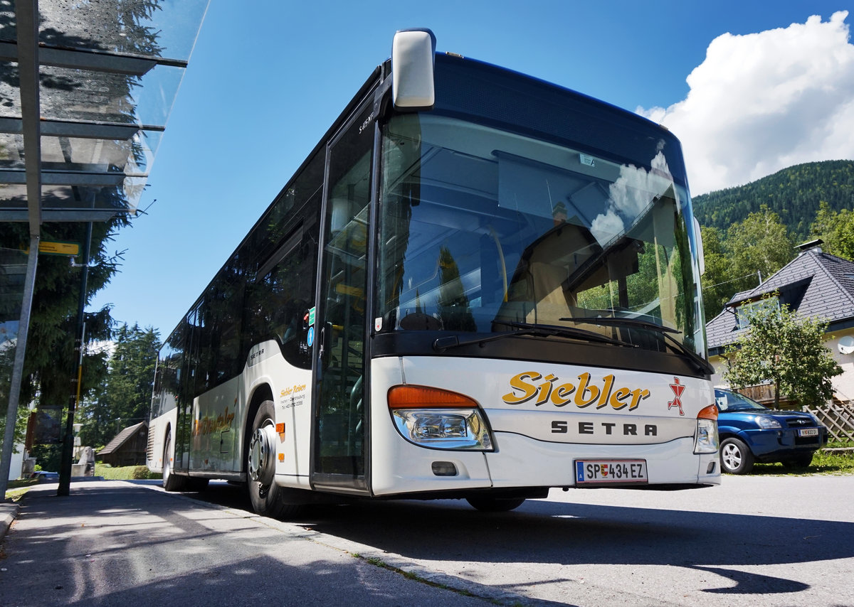 Setra S 415 NF von Siebler Reisen, unterwegs auf der Kfl. 5021 als Kurs 11 (Oberdrauburg Bahnhof - Gerlamoos), am 1.7.2016 beim ca. 20-minütigen Aufenthalt an der Haltestelle Greifenburg Gemeindeamt.