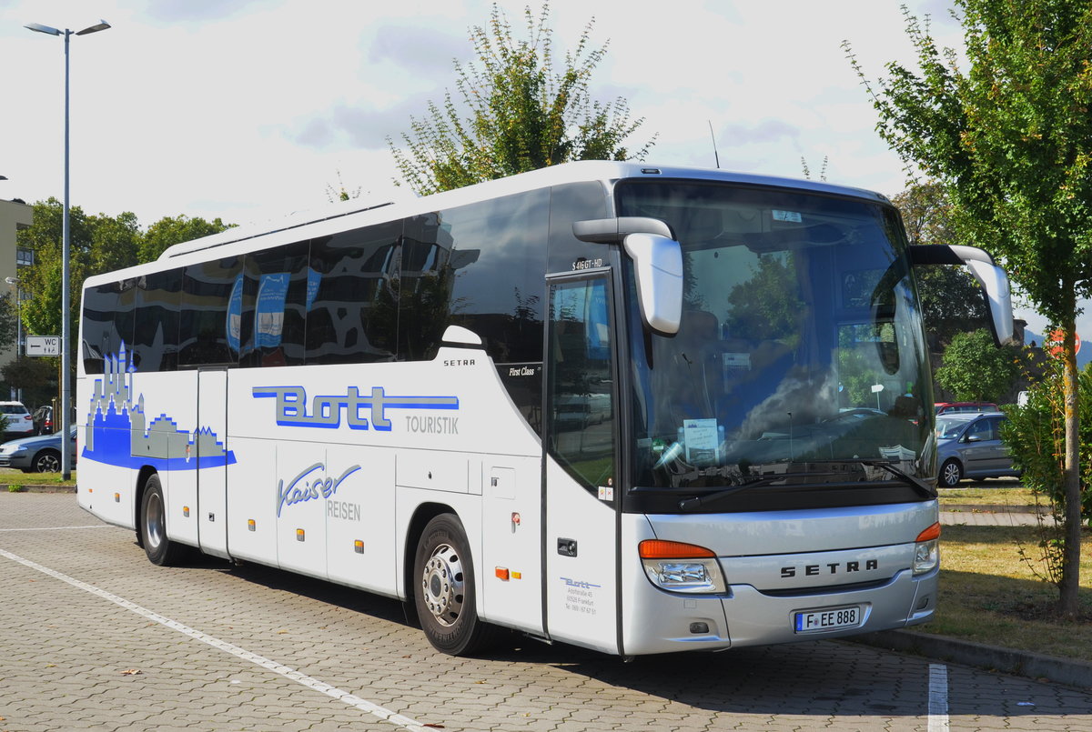 Setra S 416 GT-HD Reisebus First Class in Andernach am  04.10.16.