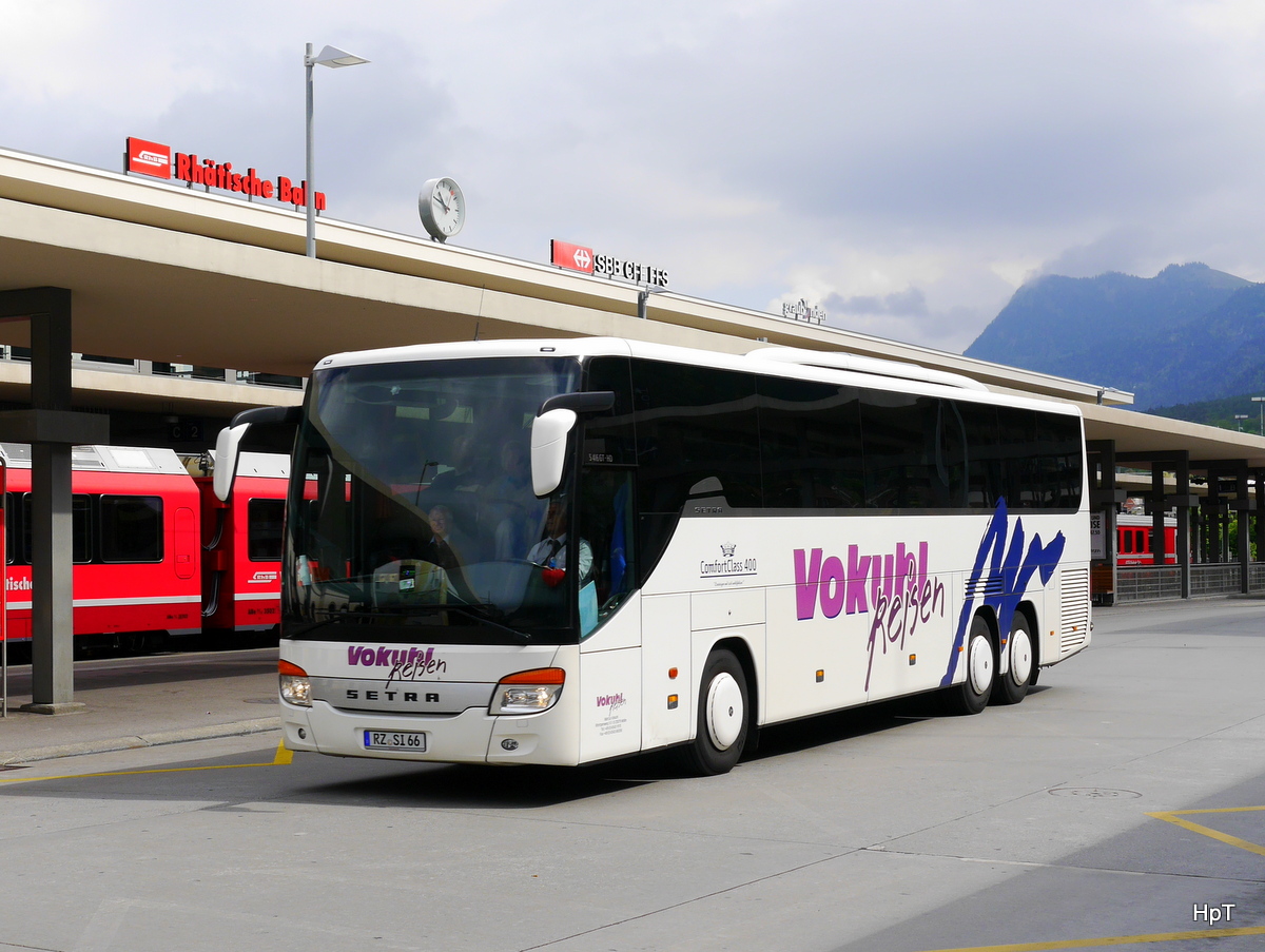 Setra S 416 GT-HD unterwegs vor dem Bahnhof in Chur am 15.05.2016