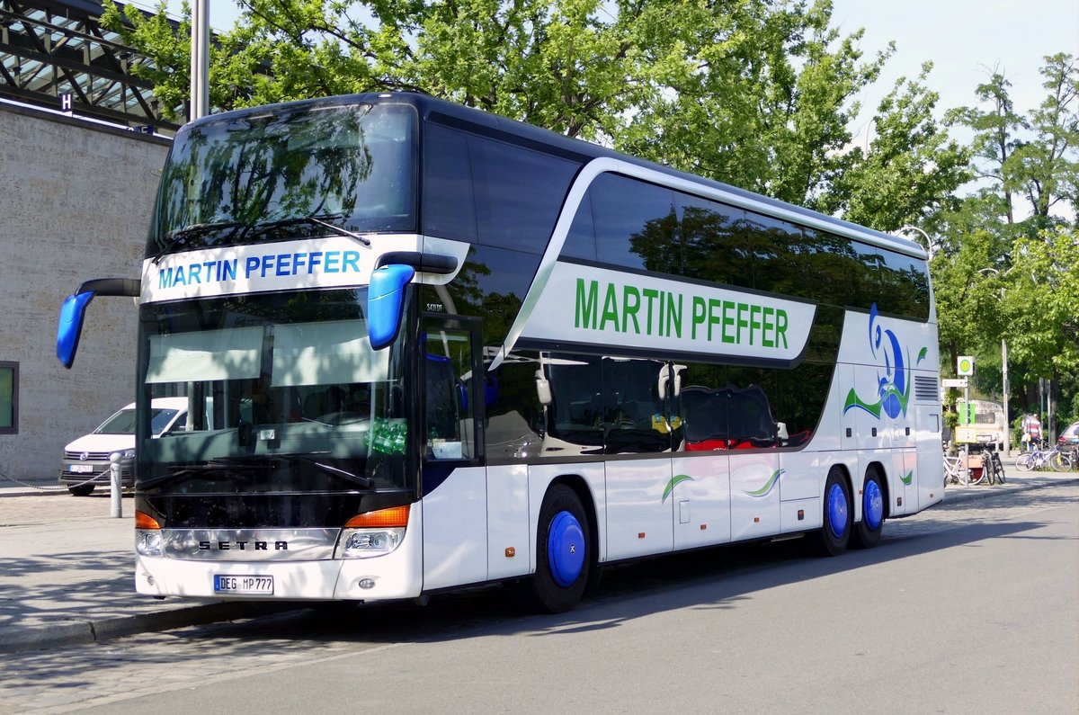 Setra S 431 DT von 'Martin Pfeffer' am Hardenbergplatz, Berlin im Juli 2018.