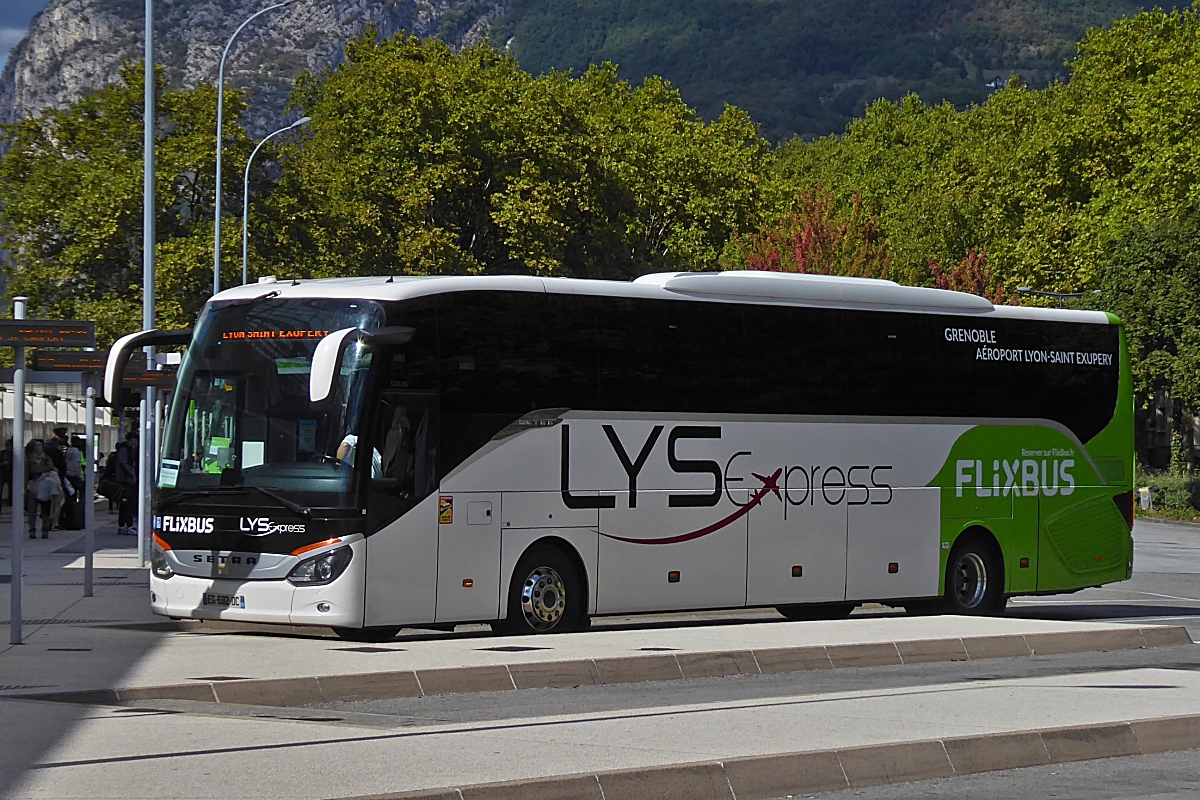 Setra S 516 HD, als Shuttle zum Flughafen im Dienst von Flixbus, gesehen am Bahnhof von Grenoble. 09.2022
