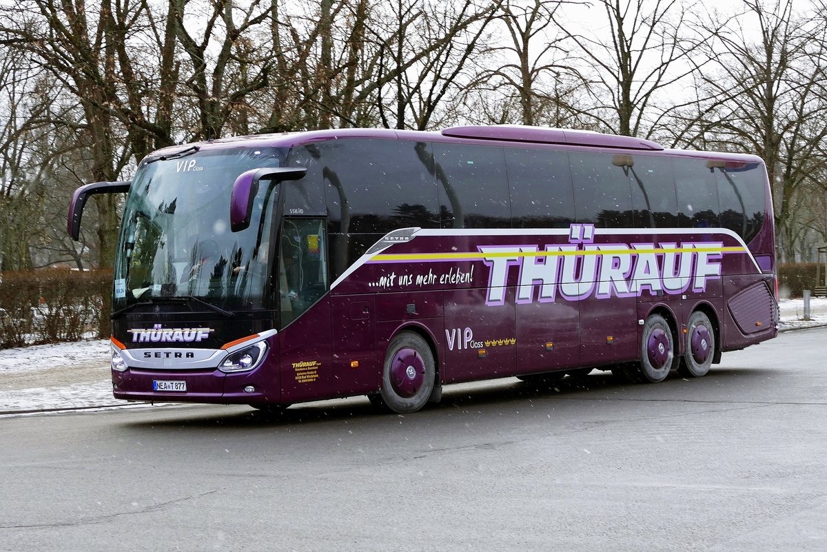 Setra S 516 HD von 'Thürauf Busreisen', bei leichtem Schneefall. Grüne Woche in Berlin /Olympischer Platz im Januar 2019.