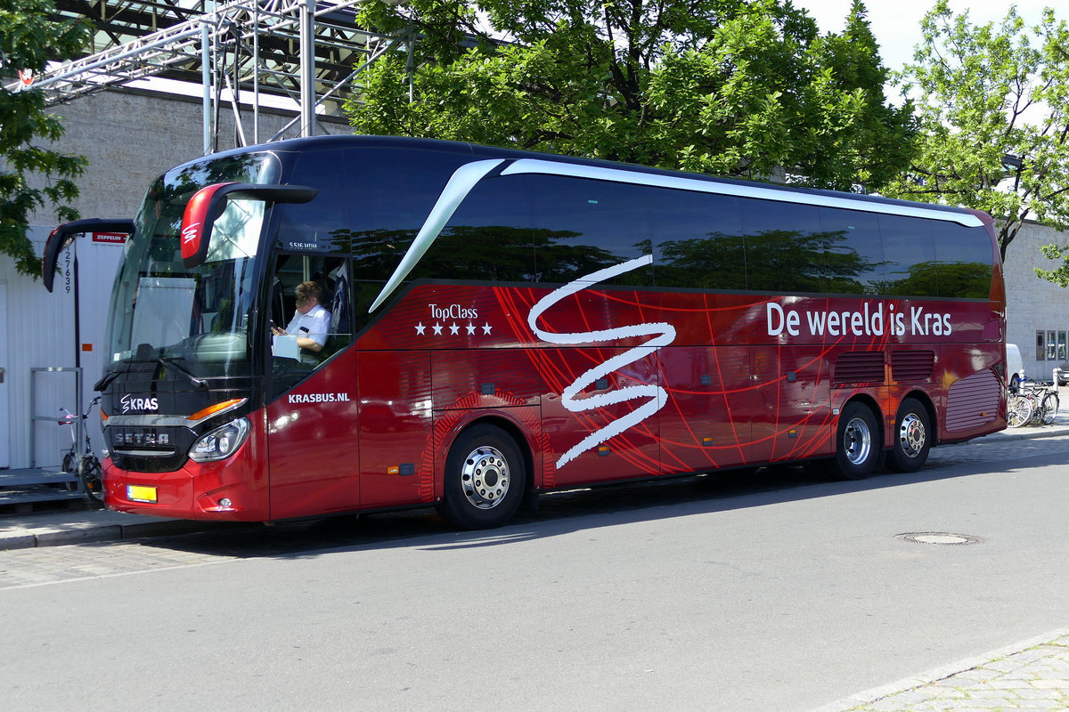 Setra S 516 HDH von 'Krasbus.nl', hier auf dem Hardenbergplatz in Berlin im Juli 2017.
