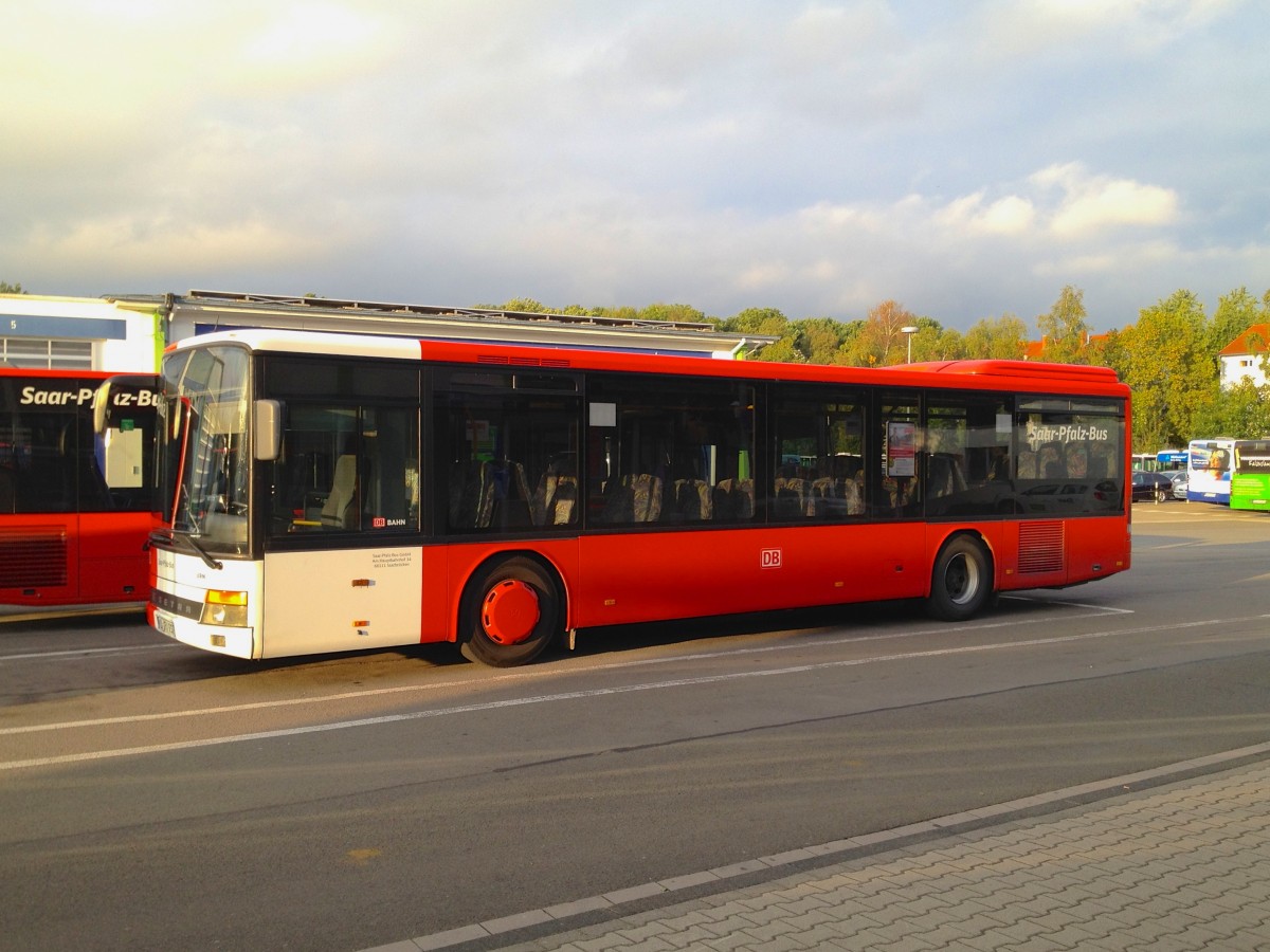 Setra S315 NF von Saar-Pfalz-Bus (KL-RV 912) auf dem WNS-Betriebshof in Kaiserslautern. Baujahr 2001, aufgenommen am 03.09.2014.