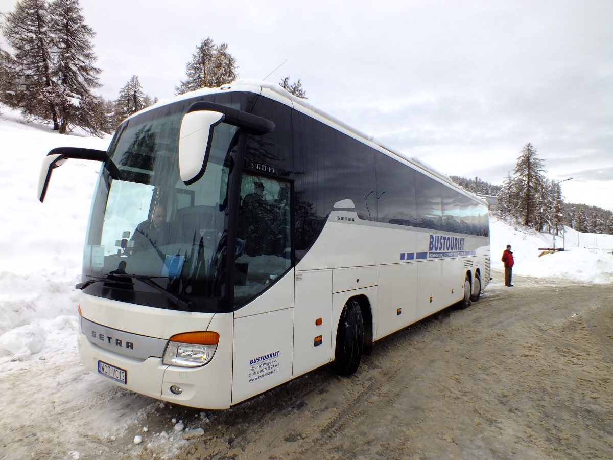 Setra S417 GT-HD von Bustourist aus Polen am 21. Dezember 2013 in Risoul (Frankreich).