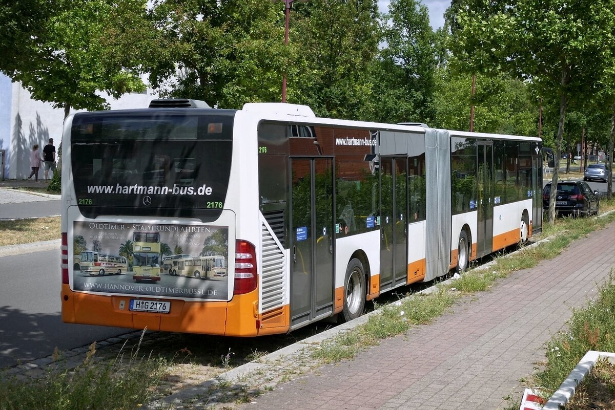 SEV S25 Ersatzverkehr mit dem Mercedes-Benz Citaro Facelift G '2176' von Hartmann Busbetrieb GmbH, Heckansicht mit Werbung 'Hannover-Oldtimerbusse.de'. Teltow -Stadt im Juli 2022.