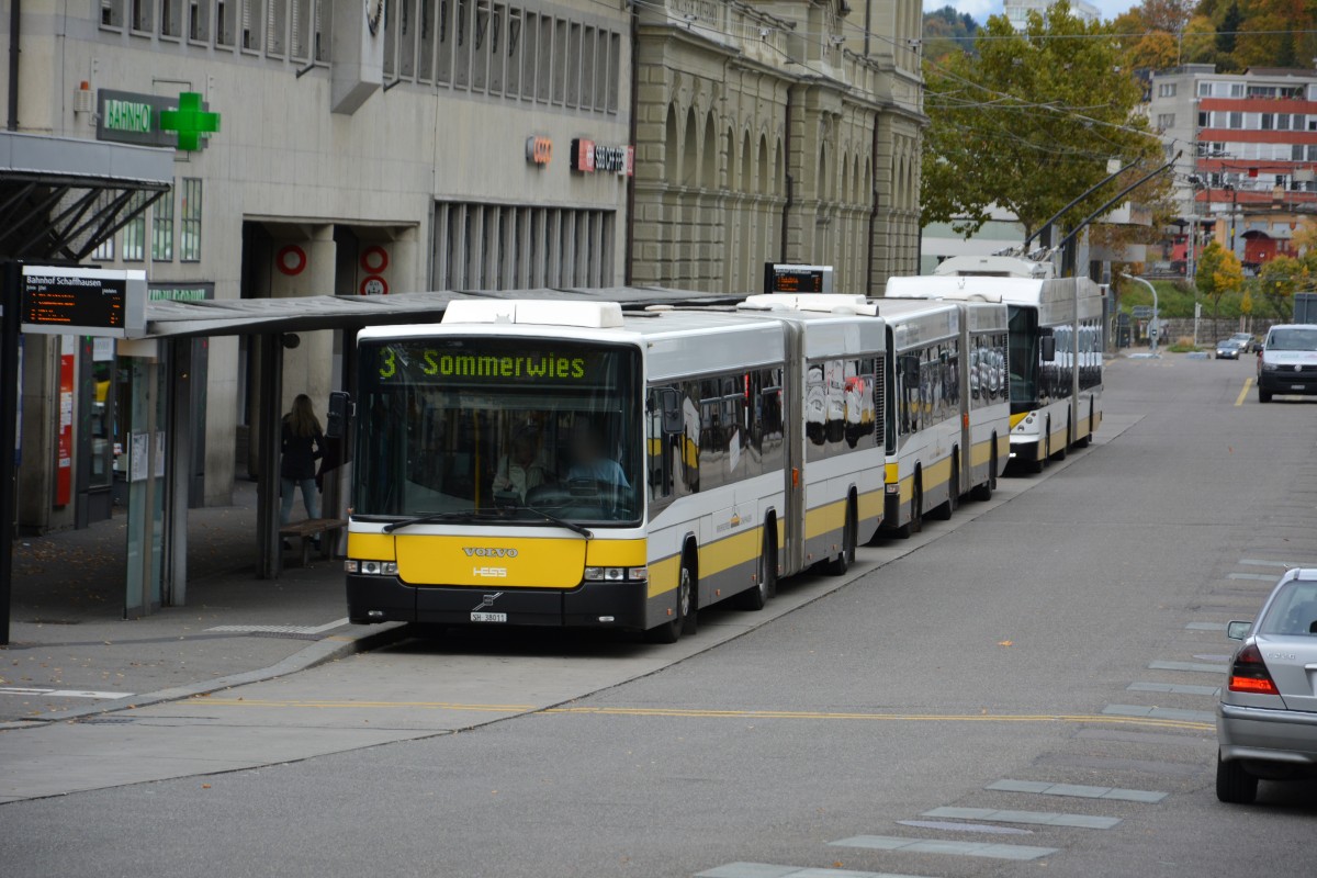 SH-38011 fährt am 07.10.2015 auf der Linie 3. Aufgenommen wurde ein Volvo /Hess. Verkehrsbetriebe Schaffhausen / Schaffhausen Bahnhofstrasse.
