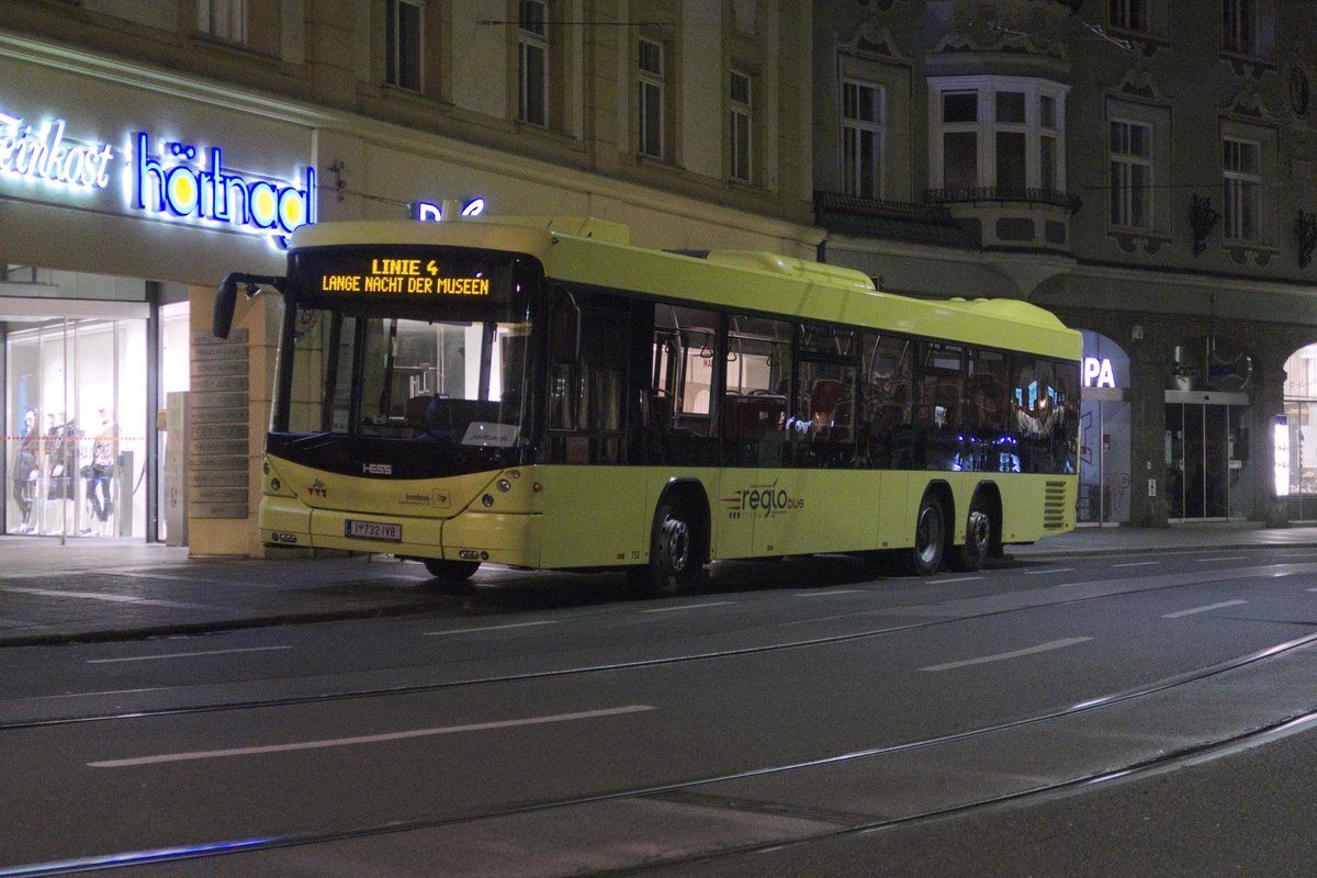Shuttle zur Langen Nacht der Museen wartet am 7.10.2017 in Innsbruck am Burggraben auf den nächsten Einsatz. Diese Linie bedient die regionalen Museen bis Jenbach und wird von einem Bus der innbus Regionalverkehr, einer Tochtergesellschaft der Innsbrucker Verkehrsbetriebe, in VVT-Regiobus Lackierung bedient.