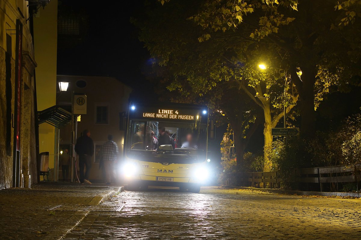 Shuttlebus der Langen Nacht der Museen in Tirol, Linie 4, Bus Nr. 212 der Innsbrucker Verkehrsbetriebe in Hall in Tirol, unterer Stadtplatz. Aufgenommen 6.10.2018.