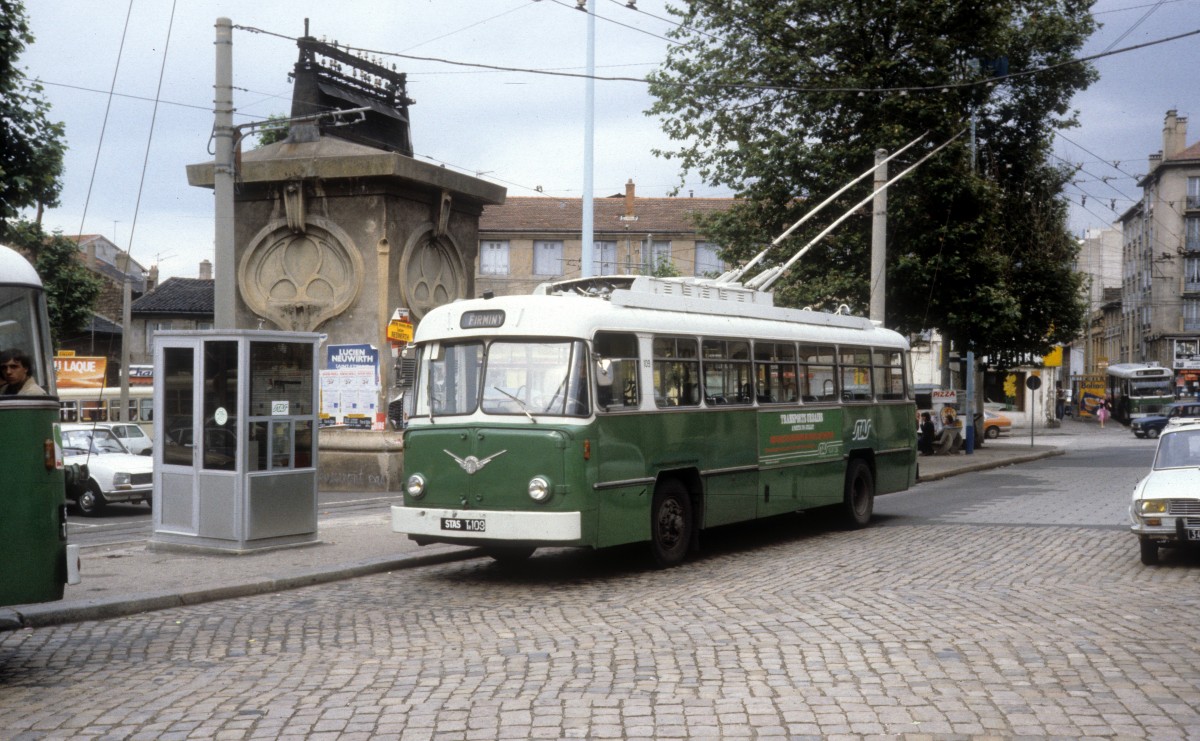 Siant-Étienne STAS Trolleybus Tr 109 Place Bellevue am 20. Juli 1981.