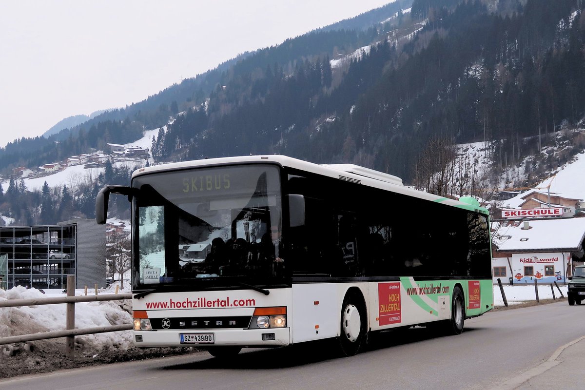 Skibus Hochzillertal Linie 4 nach Aschau bei der Seilbahnstation Hochzillertal in Kaltenbach. Aufgenommen 26.2.2018.