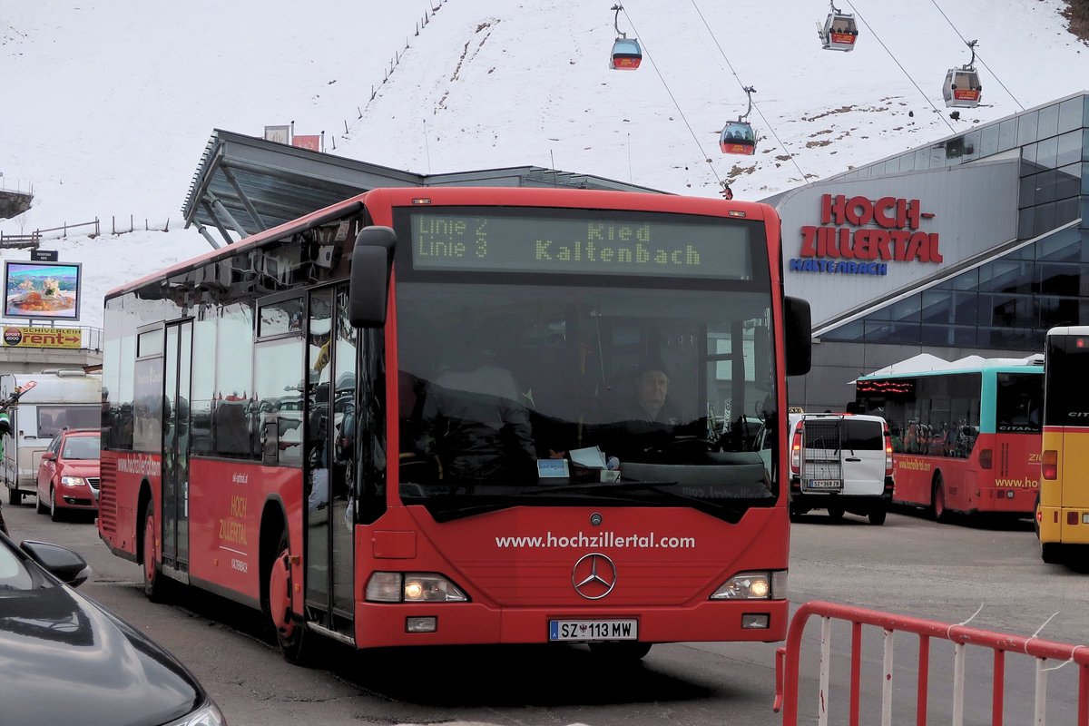 Skibus Hochzillertal Linie2/Linie 3 an der Seilbahnstation Hochzillertal in Kaltenbach. Aufgenommen 26.2.2018.