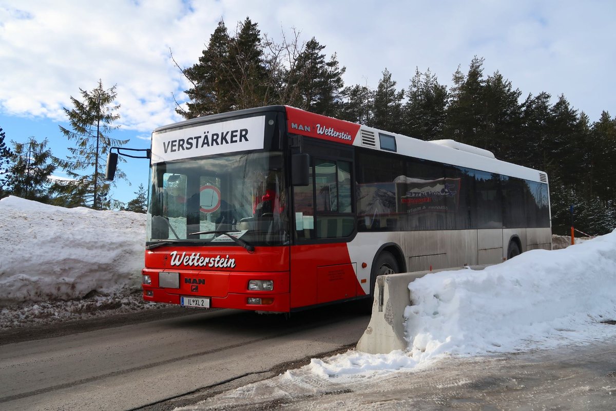 Skibus Seefeld i. T. Verstärkerbus von Wetterstein Reisen fährt von der Haltestelle Seefeld i. T. Rosshütte ab. Aufgenommen 5.2.2018.