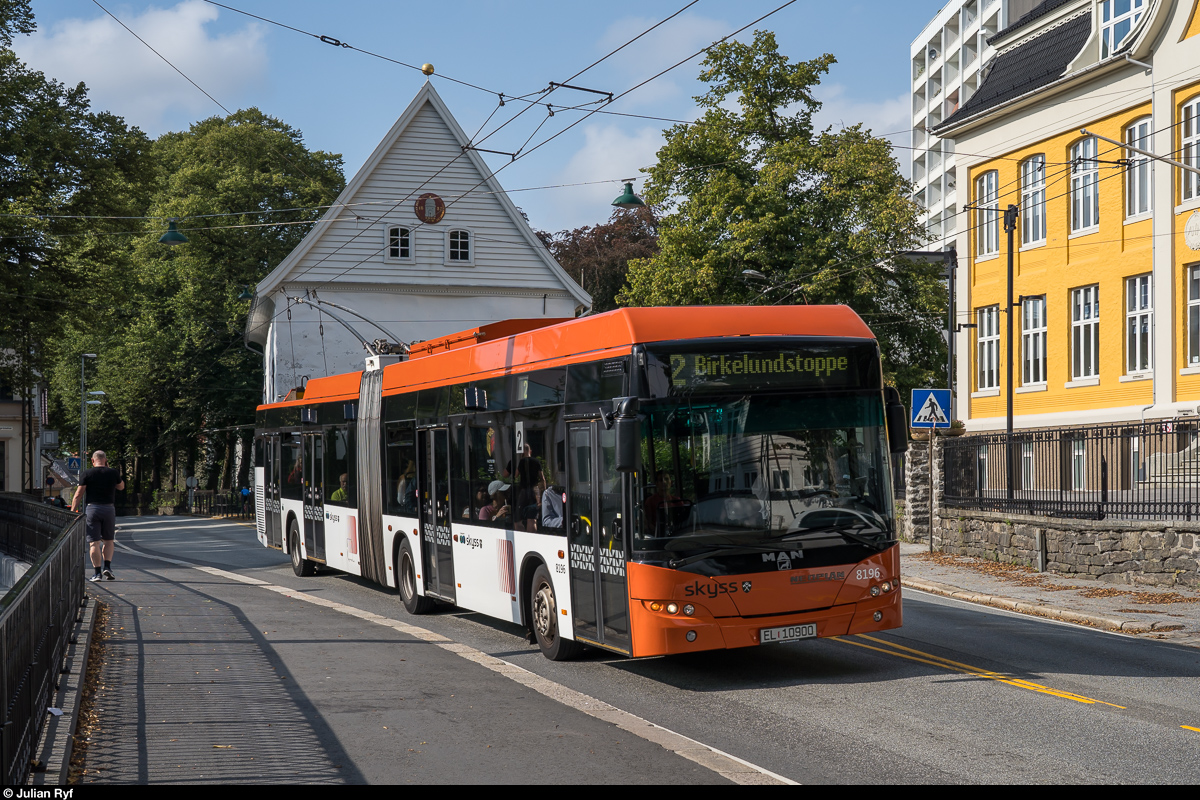 Skyss MAN/Neoplan Trolleybus 8196 am 25. August 2019 am alten Stadttor in Bergen.