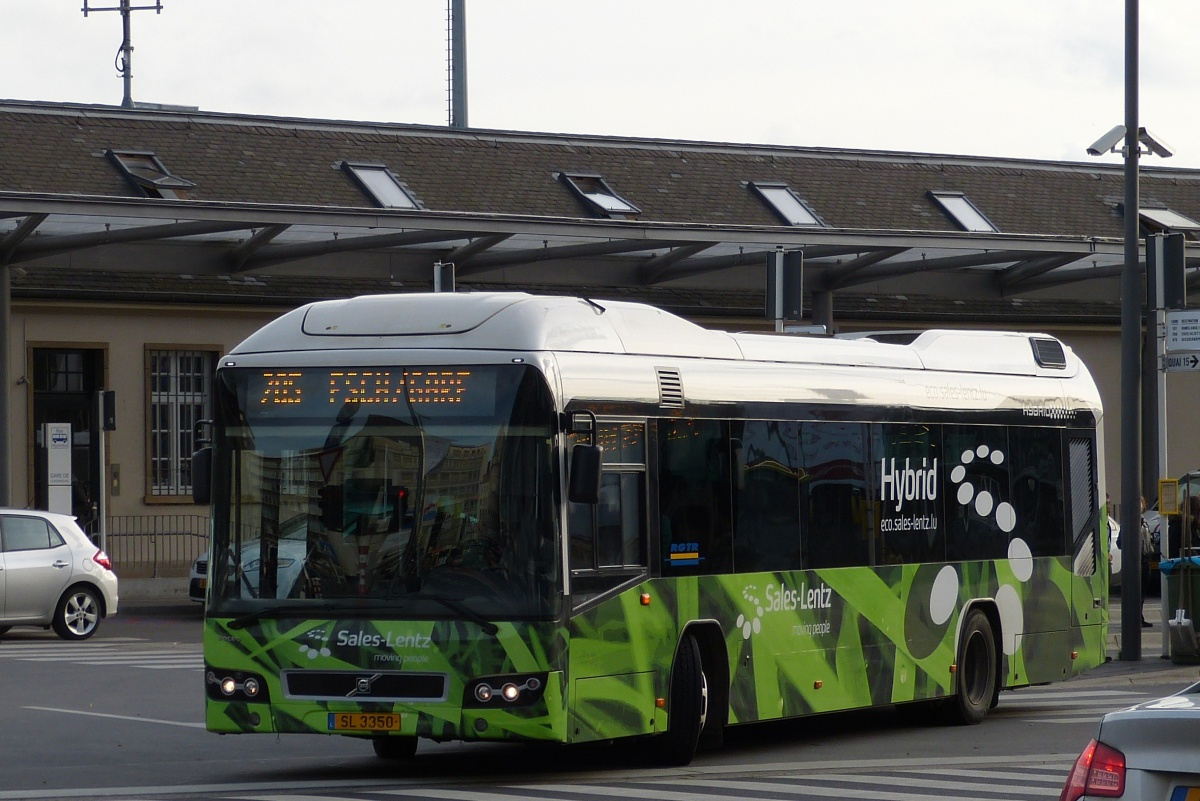 SL 3350, Volvo 7700 Hybrid von Sales Lentz, verlsst die Bushaltestelle am Bahnhof von Luxemburg. 09.11.2015