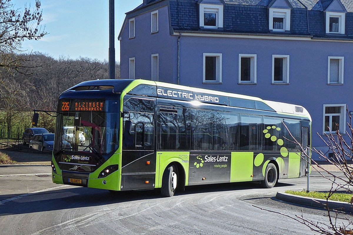 SL 3477, Volvo 7900 Hybrid von Sales Lentz, nahe der Bahnhaltestelle in Leudelange aufgenommen.   14.02.2019