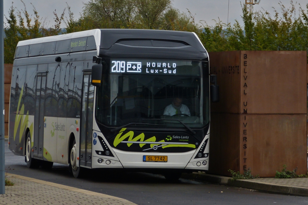 SL 7742, Volvo 7900 Elektrobus, steht an der Bushaltestelle Belval Bahnhof. 29.09.2020  