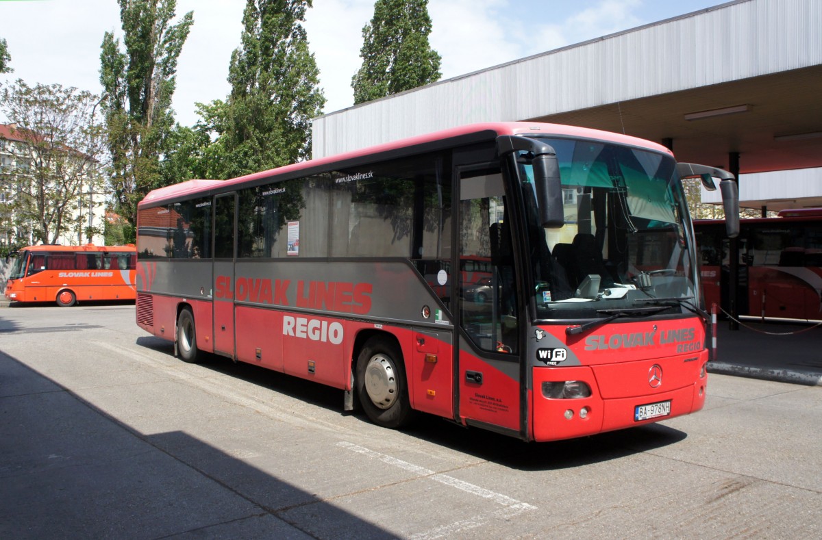 Slowakei / Bratislava: Mercedes-Benz Intouro O 560 RH des Unternehmens  Slovak Lines , aufgenommen im März 2015 am zentralen Überlandbusbahnhof  Autobusová stanica  in Bratislava.