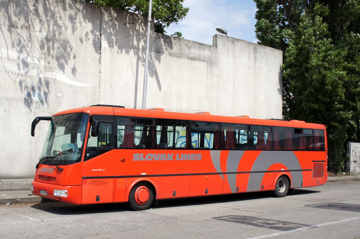 Slowakei / Bratislava: SOR C 12 des Unternehmens  Slovak Lines , aufgenommen im März 2015 am zentralen Überlandbusbahnhof  Autobusová stanica  in Bratislava.