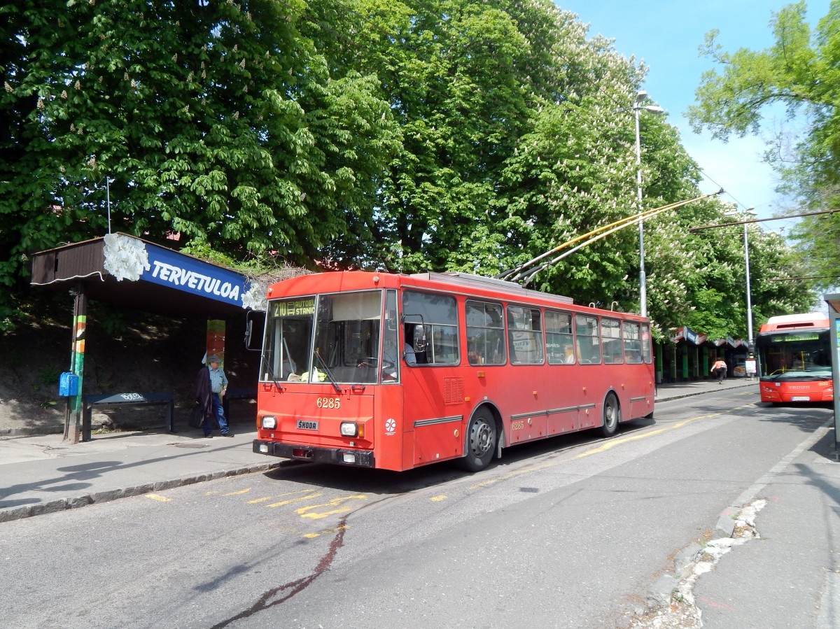 Slowakei / Stadtbus Bratislava: Škoda 14Tr, ein O-Bus mit der Wagennummer 6285, aufgenommen im Mai 2015 am Haupbahnhof von Bratislava.