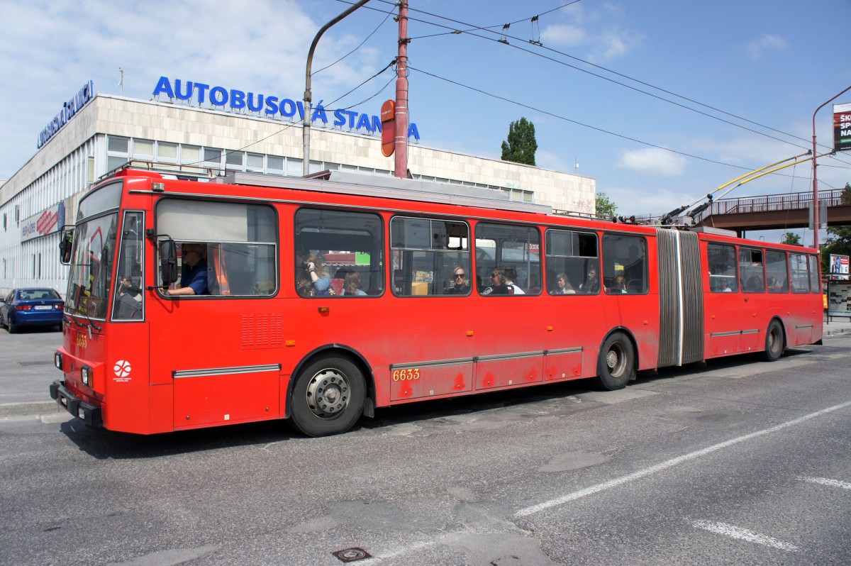 Slowakei / Stadtbus Bratislava: Škoda 15Tr, ein O-Bus mit der Wagennummer 6633, aufgenommen im März 2015 am zentralen Überlandbusbahnhof  Autobusová stanica  in Bratislava.
