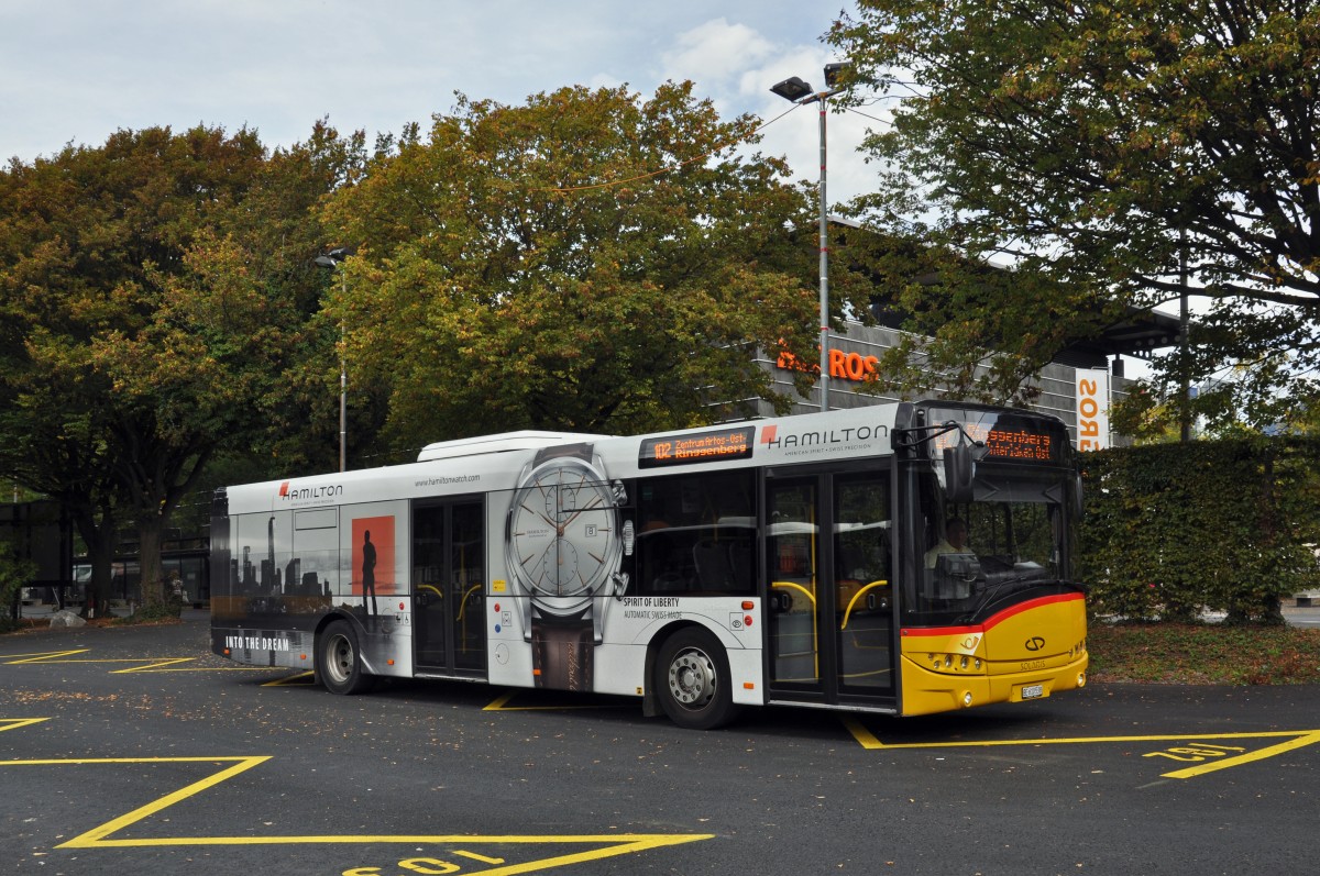 Solaris Bus mit einer Hamilton Werbung auf der Linie 102 nach Ringgenberg wartet beim provisorischen Busplatz beim Bahnhof Interlaken West. Die Aufnahme stammt vom 07.10.2014.