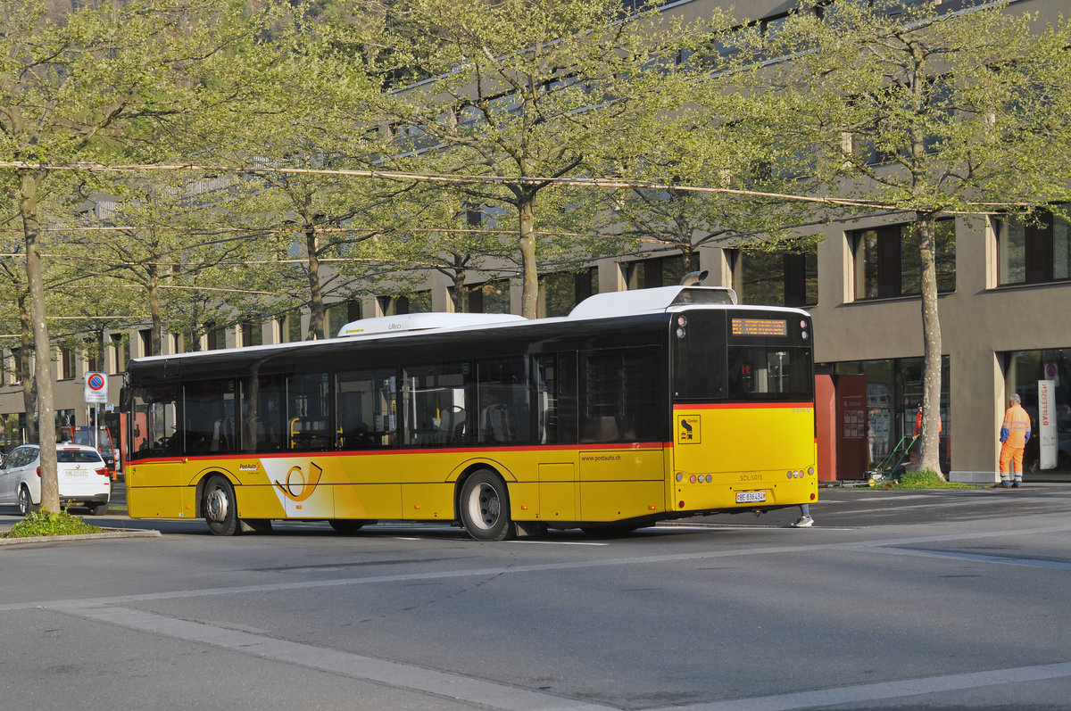Solaris Bus der Post, auf der Linie 103, verlässt den Bahnhofplatz Interlaken Ost. Die Aufnahme stammt vom 20.04.2017.