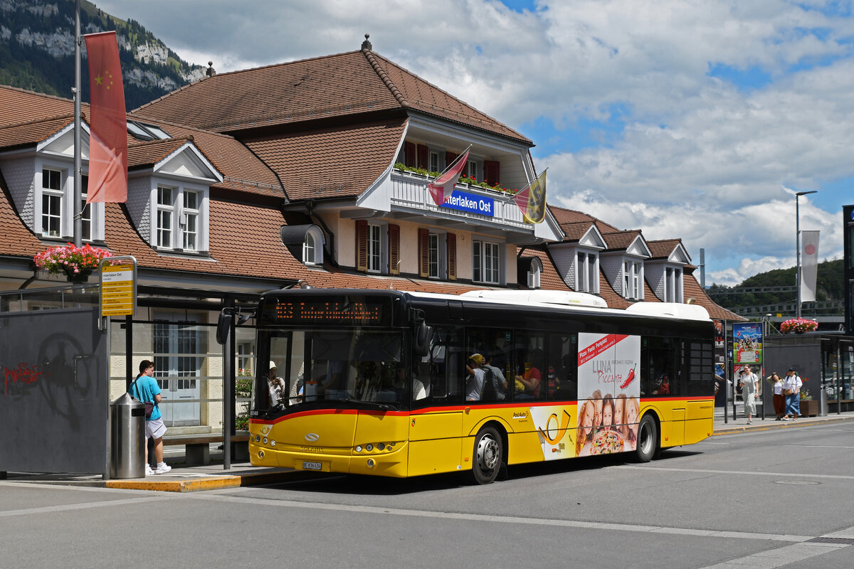 Solaris Bus der Post, auf der Linie 103, wartet am 03.08.2023 an der Haltestelle beim Bahnhof Interlaken Ost.