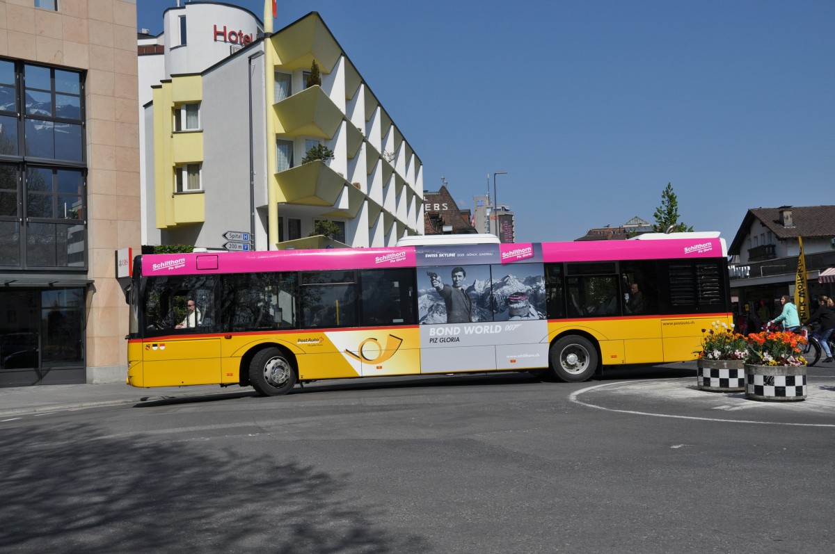 Solaris Bus der Post kurz nach dem Bahnhof Interlaken West. Die Aufnahme stammt vom 16.04.2014.