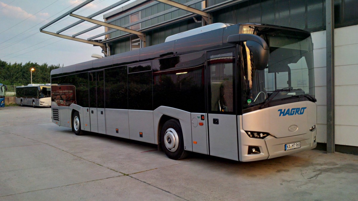 Solaris Interurbino KA-HT 965 der Fa. Hagro Transbus GmbH in Karlsruhe Hagsfeld im Juni 2015. Im Hintergrund ein zweiter Interurbino (KA-HT 111).