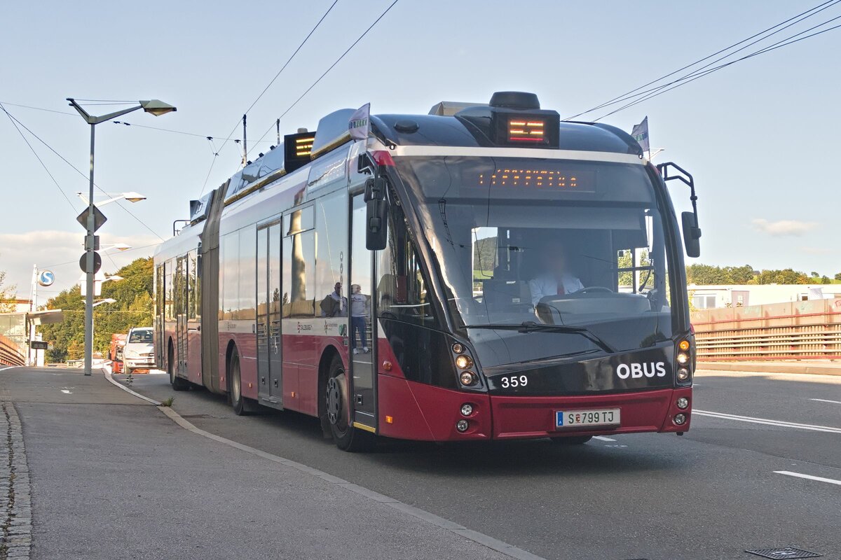 Solaris Trollino der Salzburg AG (Bus 359, S799TJ) als Linie 4 bei der Haltestelle Salzburg Gnigl S-Bahn. Aufgenommen 21.9.2022.