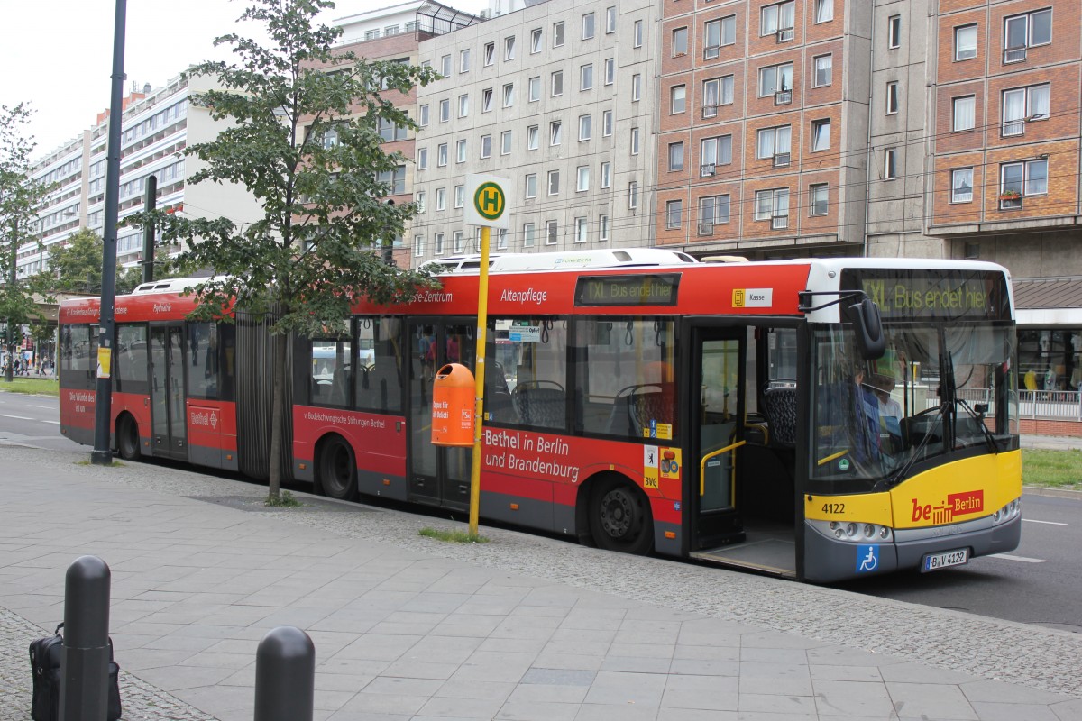 Solaris U18 der BVG, zugelassen auf B-V 4122, macht Werbung für Bethel. Am 24.07.2011 am Alexanderplatz.