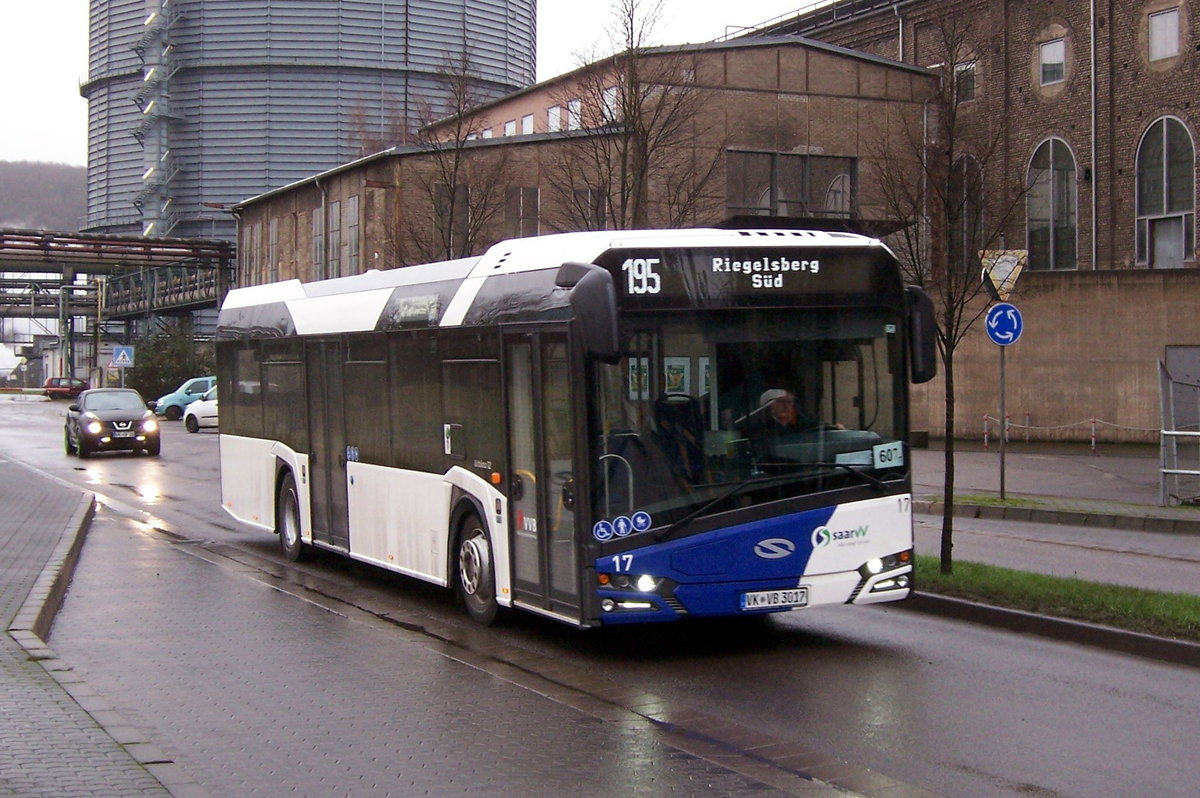 Solaris Urbino 12 IV, Wagen 17 der Völklinger Verkehrsbetriebe, am 08.12.2017.