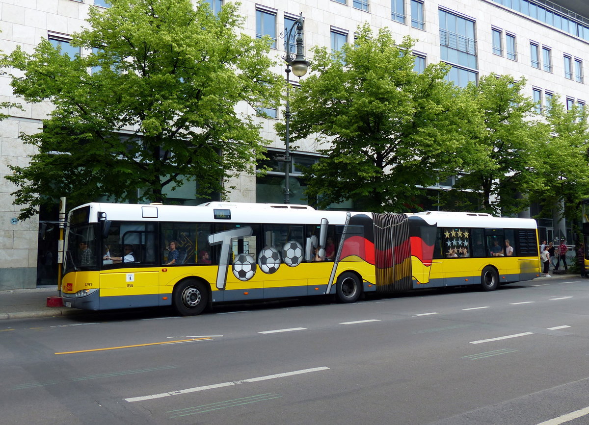 Solaris Urbino 18 der BVG, Wagen 4291 auf der TXL Linie, hier in Berlin /Unter den Linden im Juni 2016.