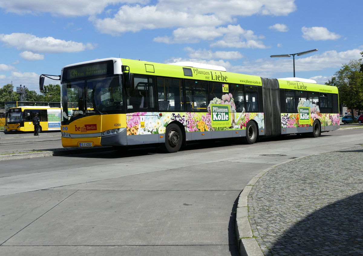 Solaris Urbino 18 der BVG, Wagen '4200' in der Hertzalle in Berlin. Foto vom Juni 2017.