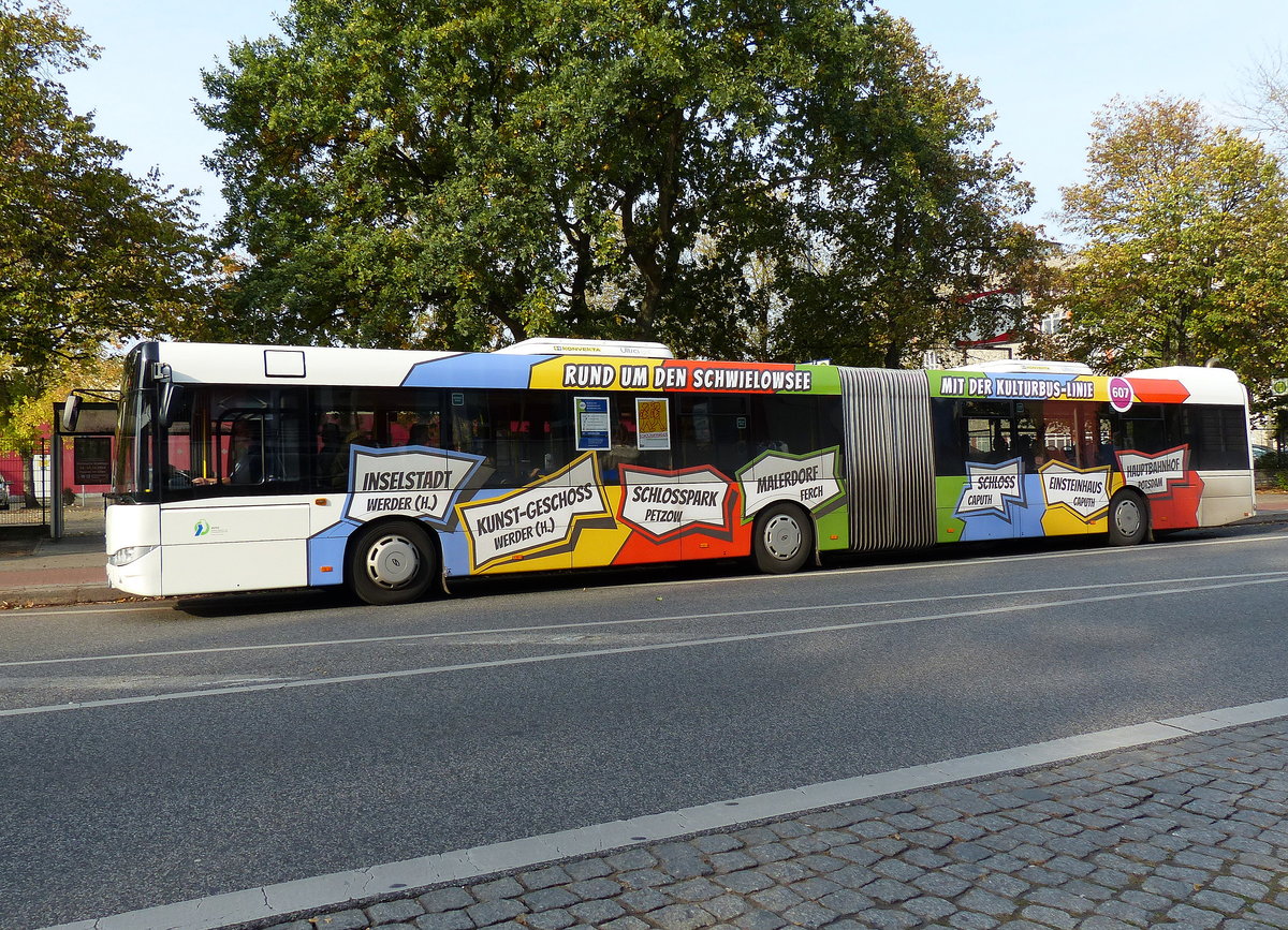 Solaris Urbino 18 der BVSG, Wagen 1678 mit Eigenwerbung ''Kulturbus-Linie 607'' in Teltow-Stadt im Oktober 2016.
