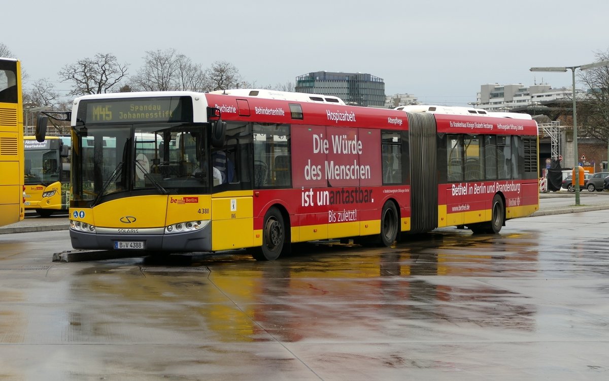 Solaris Urbino 18 (GN09)der BVG, Wagen 4388, macht in der Hertzallee als M45 Pause. Berlin im Februar 2020.