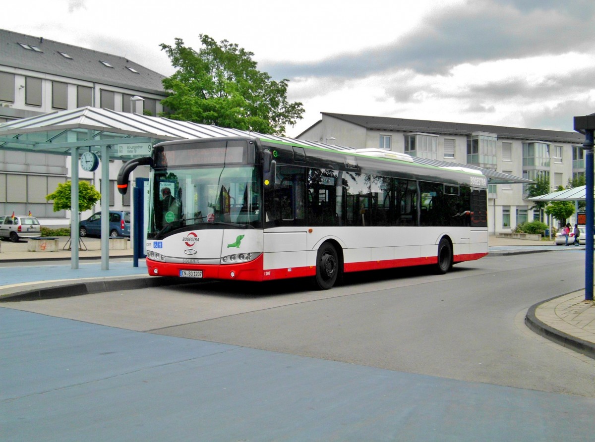Solaris Urbino auf der Linie 379 nach Bochum-Langendreer Nord an der Haltestelle Haßlinghausen Busbahnhof.(13.6.2014)
