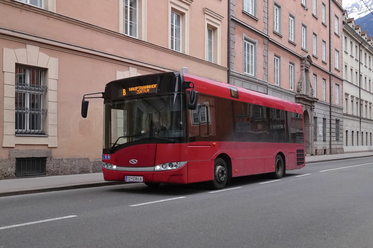 Solaris Urbino (SZ-238LA) als Linie B in Innsbruck, Sillgasse. Aufgenommen 19.3.2023.
