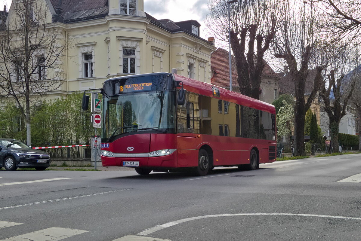 Solaris Urbino (SZ-238LA) als Linie B in Innsbruck, Bienerstraße. Aufgenommen 20.4.2023.
