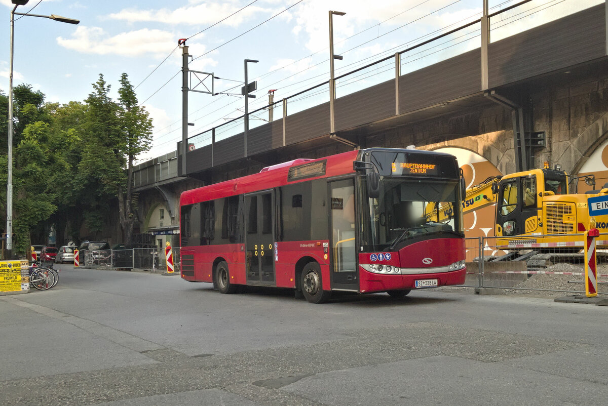 Solaris Urbino (SZ-238LA) als Linie B in Innsbruck, Ing.-Etzel-Straße. Aufgenommen 9.6.2023.