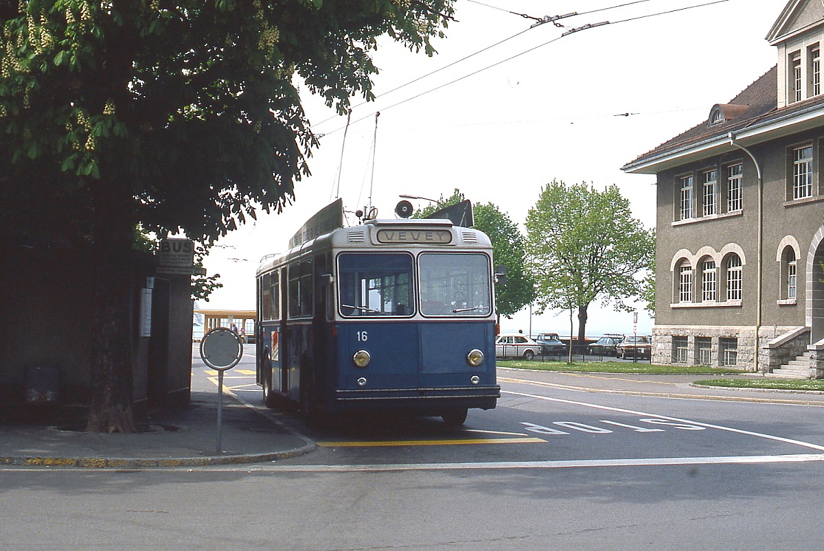 Solowagen 16 (Berna/ACMV/SAAS 1957) des Trolleybusbetriebes Vevey-Villeneuve im Mai 1981 in Villeneuve