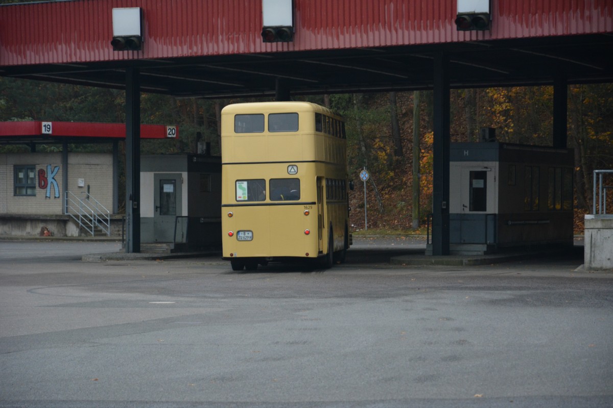 Sonderfahrt für den Büssing D2U (B-ZU 629H) am ehemaligen Grenzübergang Dreilinden am 09.11.2014. Hier bei der Einfahrt/Durchfahrt Grenzposten. 
