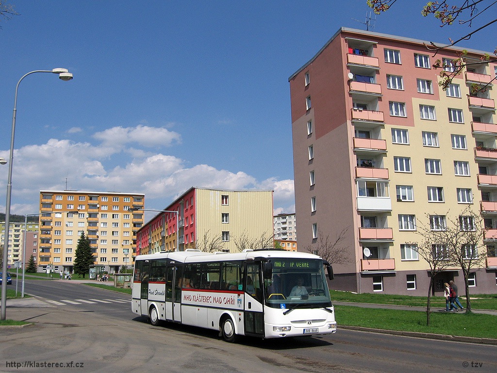 SOR BN 10.5 auf der Linie 2 zwischen Siedlung in Klášterec und Industrial Park Verne in Klášterec, Petlerská-strasse. (26. 04. 2013)